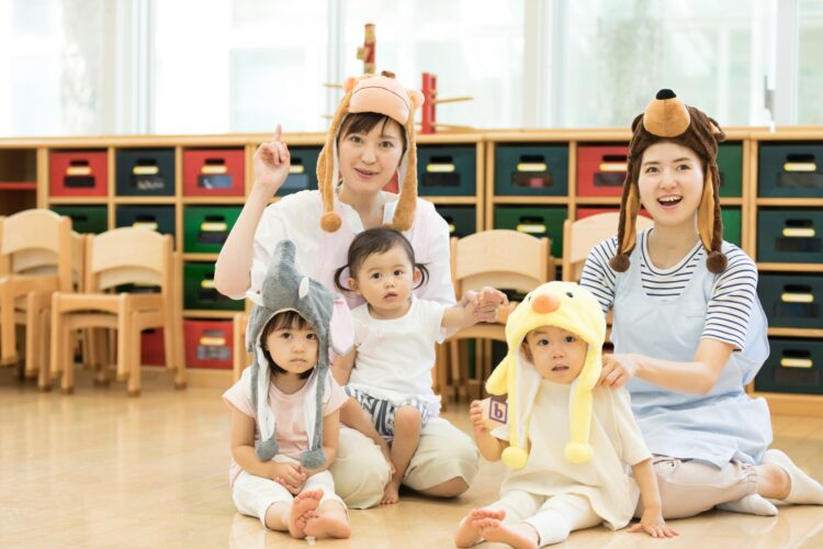 先生や子どもたちが、一緒に楽しそうに座って過ごしている教室の様子
