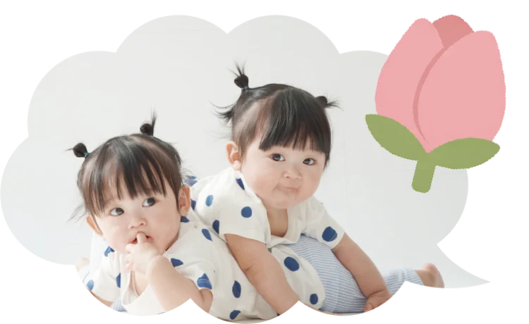 おもちゃで遊ぶ赤ちゃんの写真