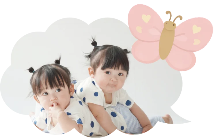 ラグの上で遊ぶ赤ちゃん